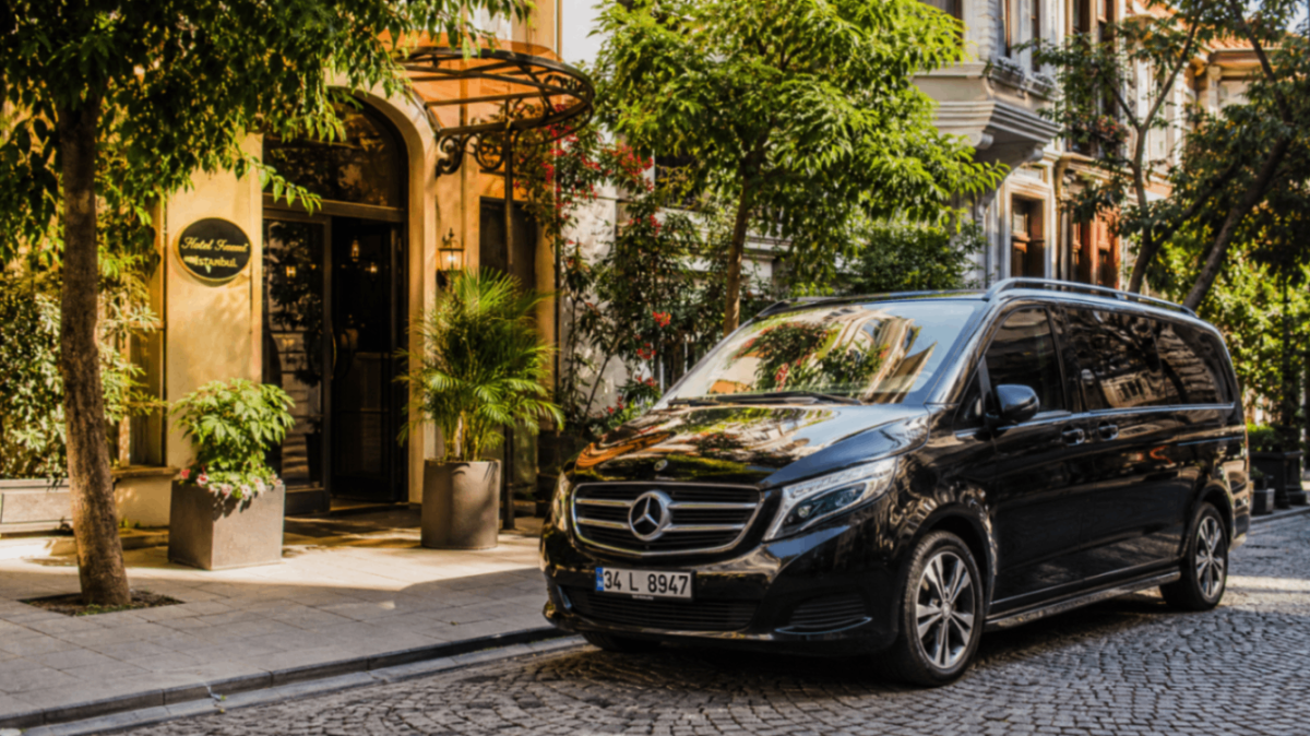 Mercedes V-Class Vip2Go у входа в отель в Стамбуле — трансфер аэропорт отель